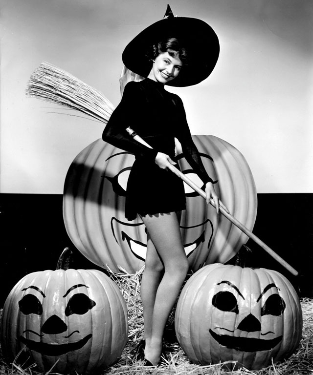 Vintage Halloween Hollywood Actress Pin-Up - Cyd Charisse