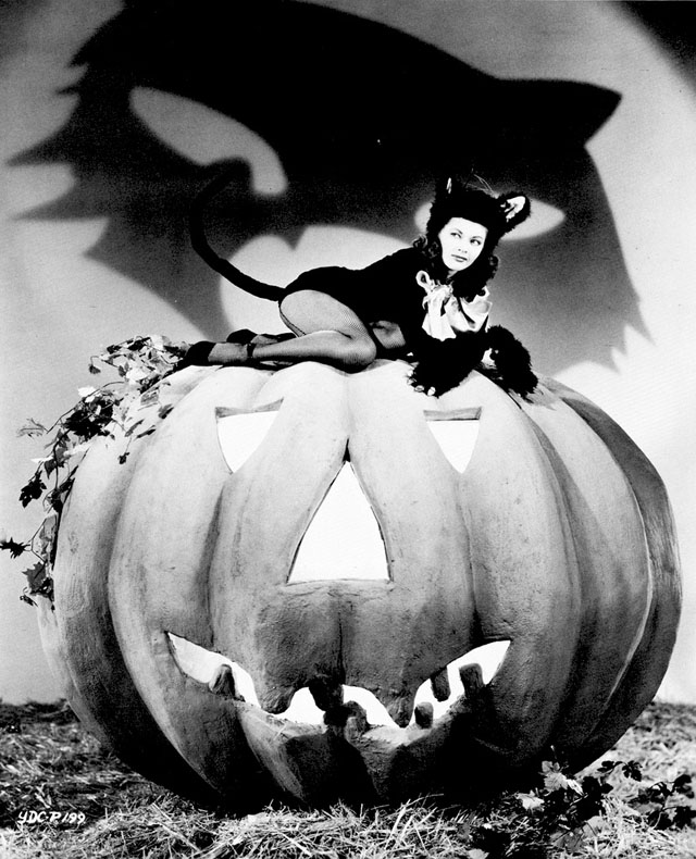 Vintage Halloween Hollywood Actress Pin-Up - Yvonne De Carlo